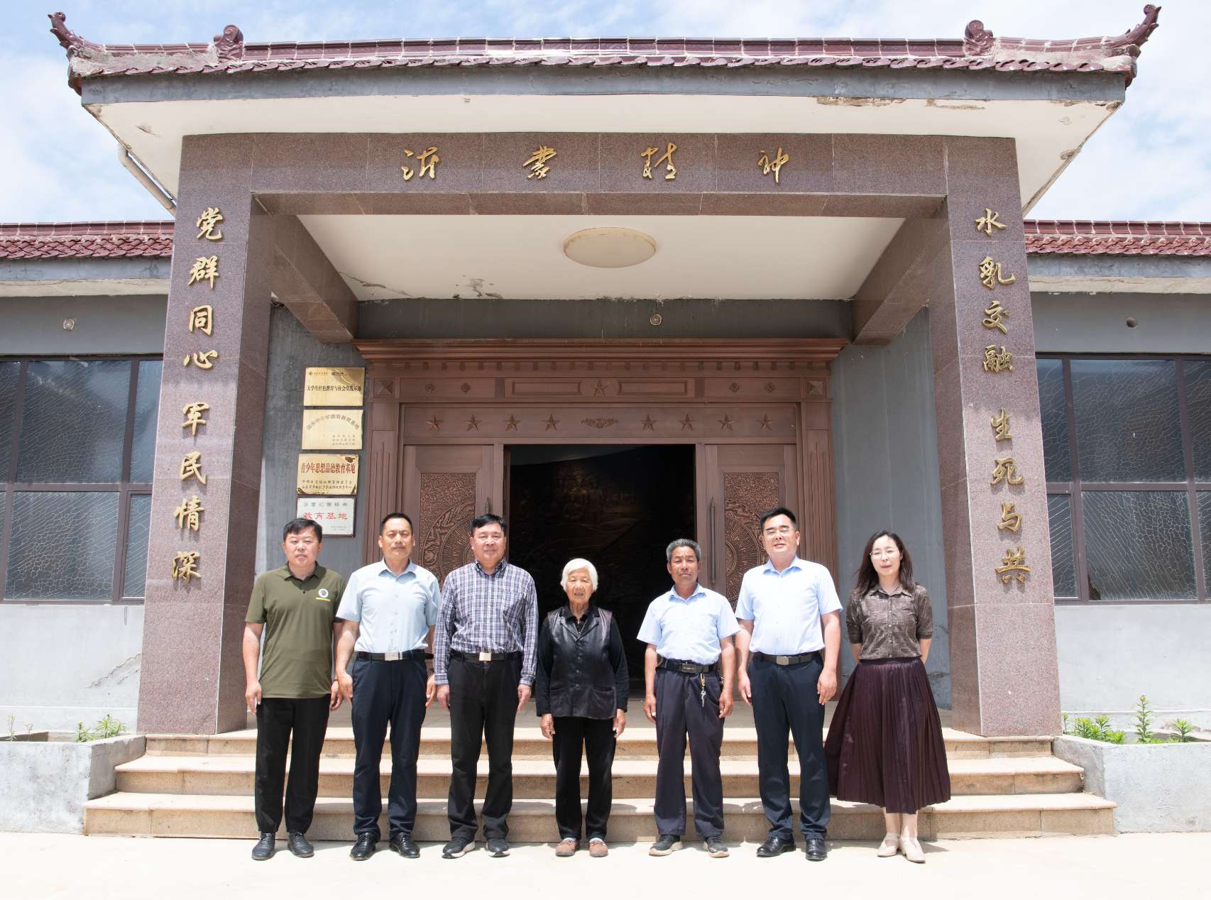 临沂市爱国拥军促进会主席刘军走访慰问“全省十佳兵妈妈”包庆荣、军转干部王文远 
